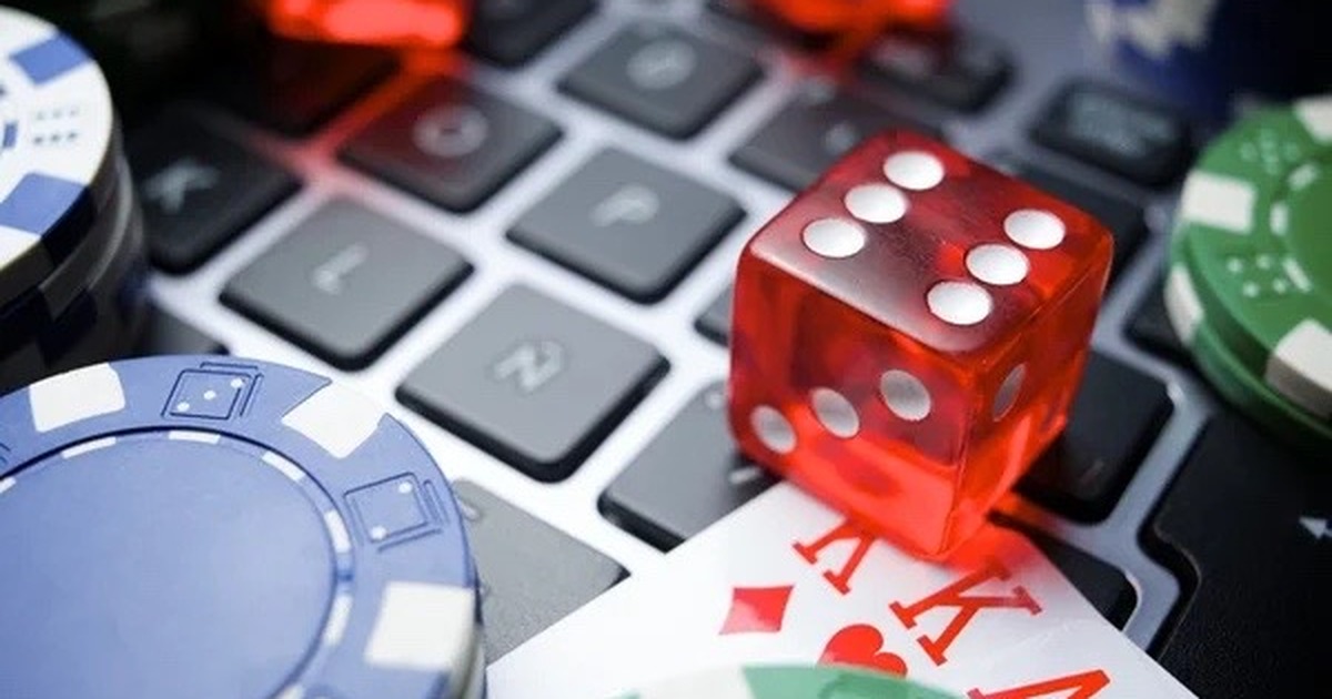 Casino žetoni, kocka i karte na tipkovnici